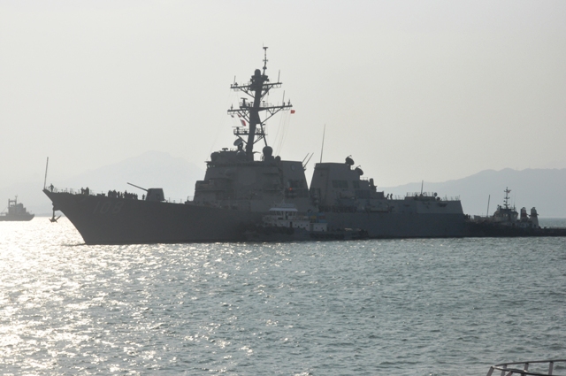 Tàu khu trục USS Wayne E.Meyer tiến vào cảng Tiên Sa.