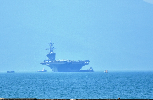 Tàu sân bay USS Carl Vinson neo đậu tại Vịnh Đà Nẵng.