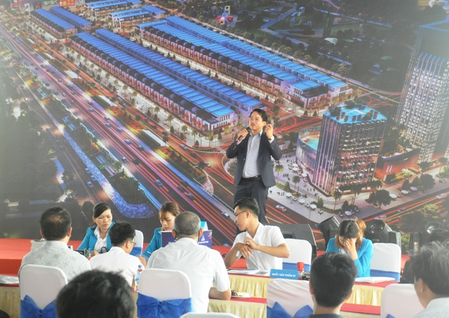 Ông Trần Xuân Thông - Tổng giám đốc Công ty CP Đất Xanh Đà Nẵng giới thiệu về Dự án tại lễ ra mắt.