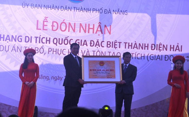 Ông Nguyễn Ngọc Thiện - Bộ trưởng Bộ VH-TT và DL trao bằng xếp hạng di tích Quốc gia đặc biệt Thành Điện Hải cho UBND thành phố Đà Nẵng.