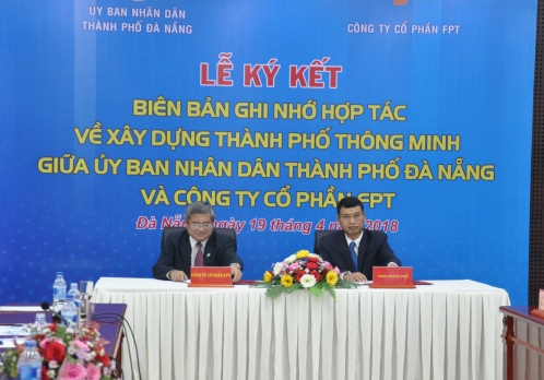 Ông Hồ Kỳ Minh cùng ông Bùi Quang Ngọc cùng ký kết biên bản hợp tác xây dựng thành phố thông minh.