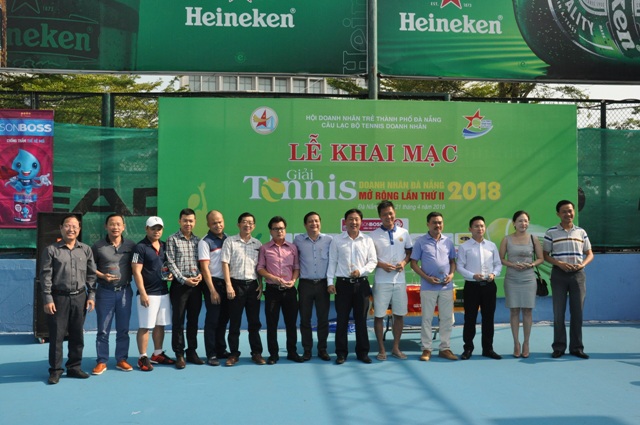 Hội doanh nhân trẻ TP Đà Nẵng tặng kỷ niệm chương cho các đơn vị tài trợ và vận động viên tham gia giải.