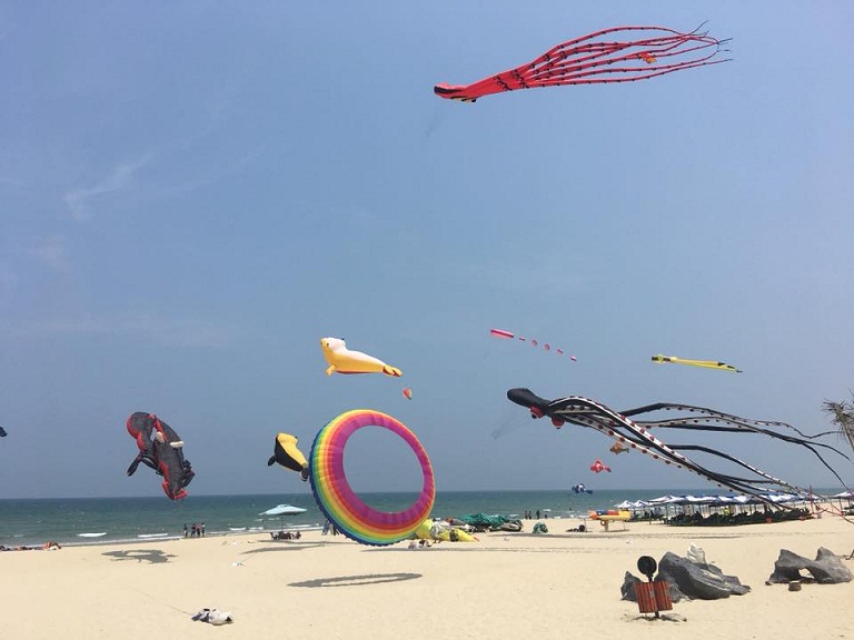 Những cánh diều nhiều màu sắc tung bay trên bãi biển Đà Nẵng.