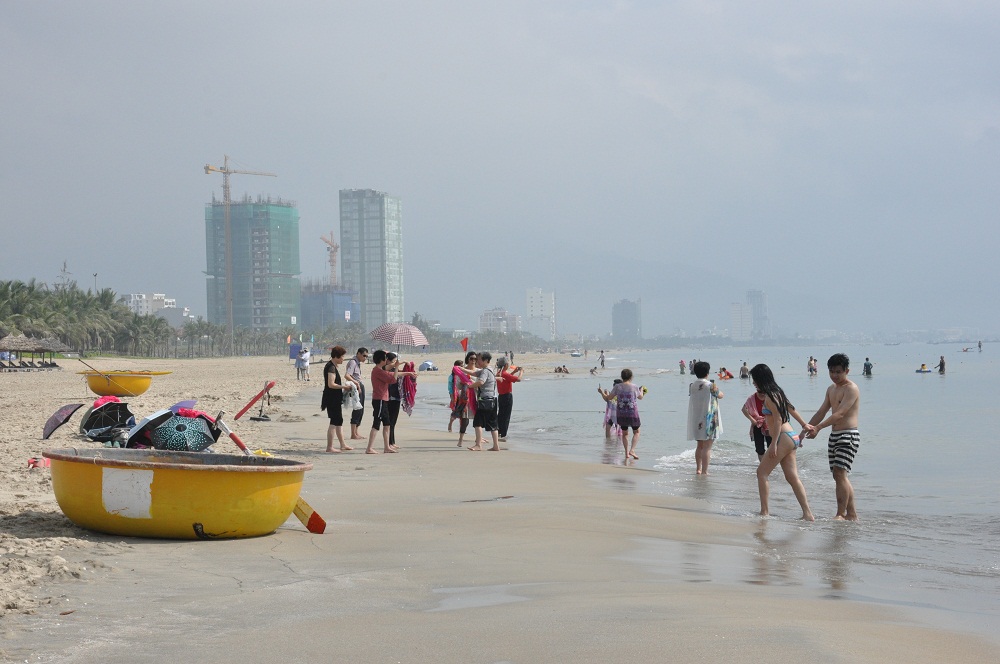 Du khách vui chơi trên bãi biển Đà Nẵng.