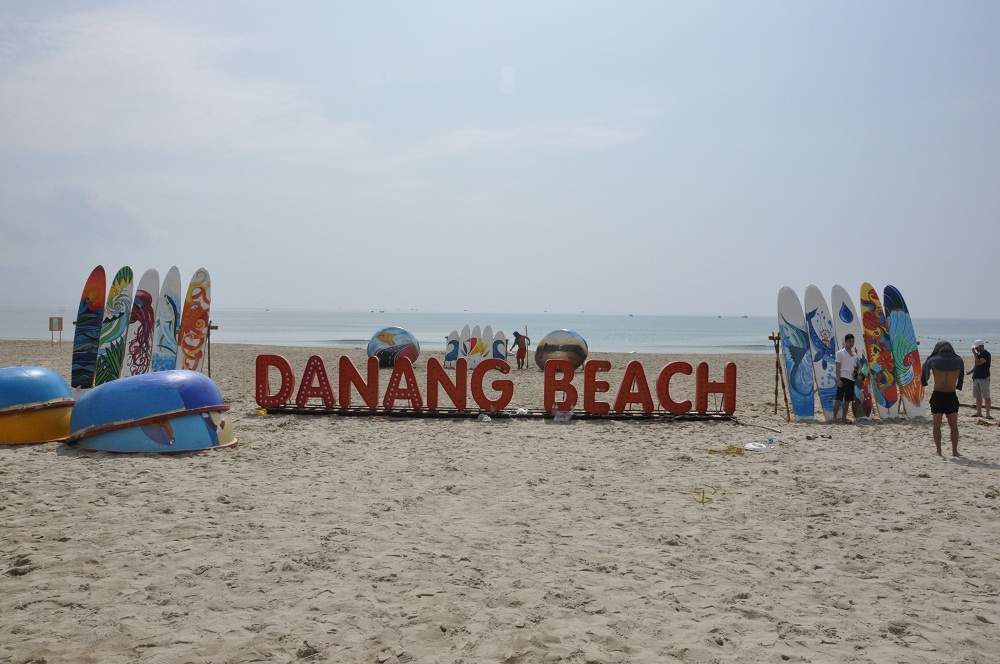 Bãi biển Đà Nẵng được trang trị để tổ chức chương tringf Mua du lịch biển 2018. 