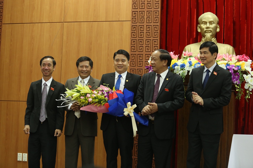Lãnh đạo tỉnh Quảng Nam tặng hoa chúc mừng ông Trần Văn Tân.