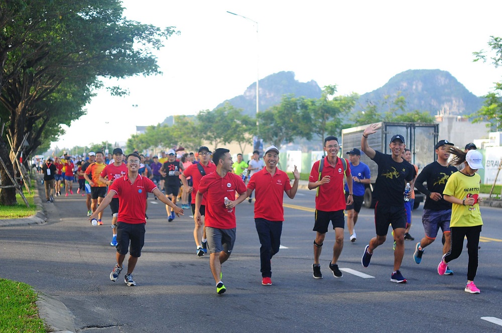 Các vận động viên tham gia buổi chạy tự thiện sáng 11/5.