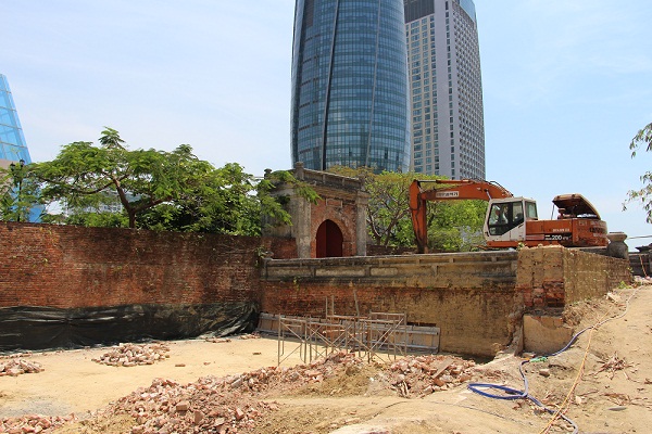 Trong quá trình tu bổ, nền móng xưa của Thành Điện Hải đã phát lộ. 