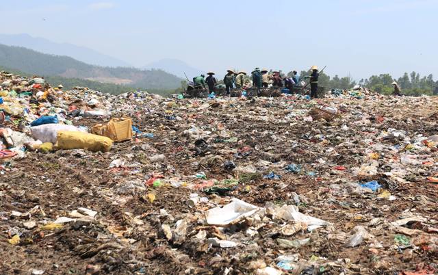 Bãi rác Khánh Sơn của TP Đà Nẵng đã quá tải. 