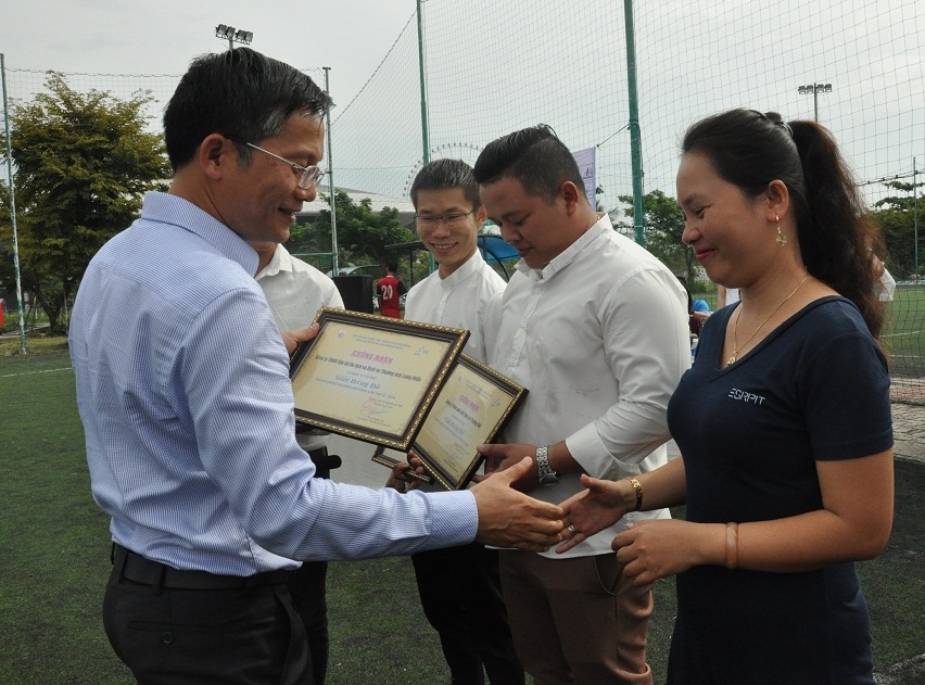 Hội doanh nhân trẻ Đà Nẵng trao chứng nhận các nhà doanh nghiệp tài trợ cho giải.