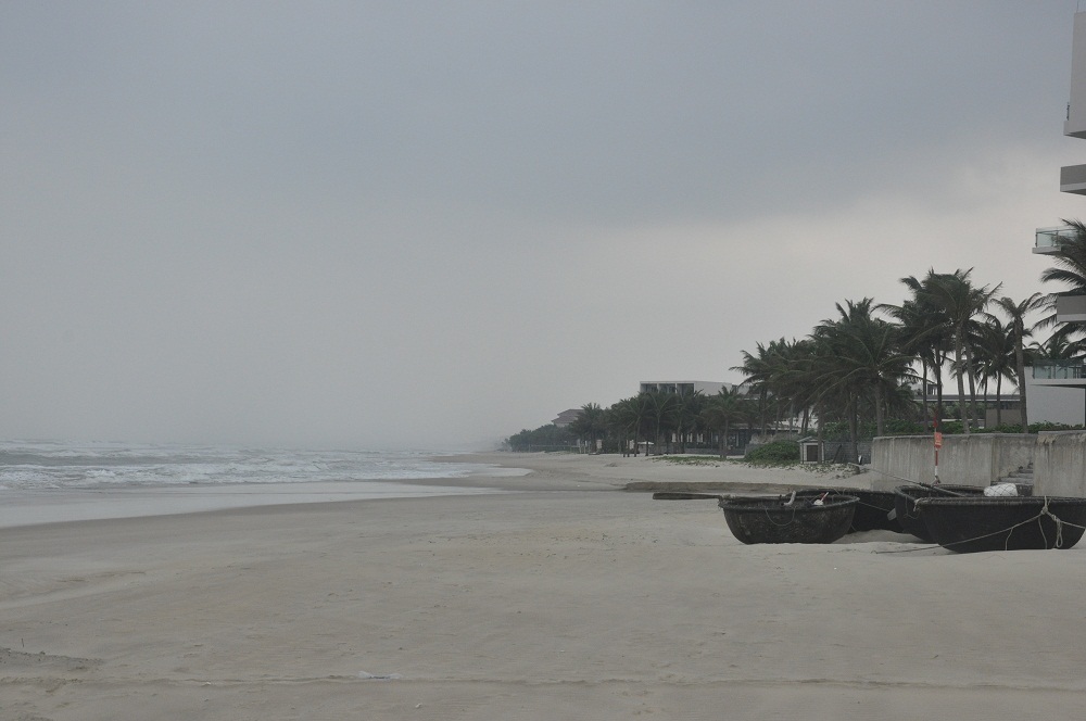 Dọc tuyến đường biển thuộc quận Ngũ Hành Sơn nhiều  resort bít lối xuống biển của người dân. 