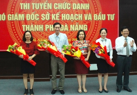 Lãnh đạo TP Đà Nẵng tặng hoa chúc mừng 4 ứng cử viên tham gia thi tuyển.