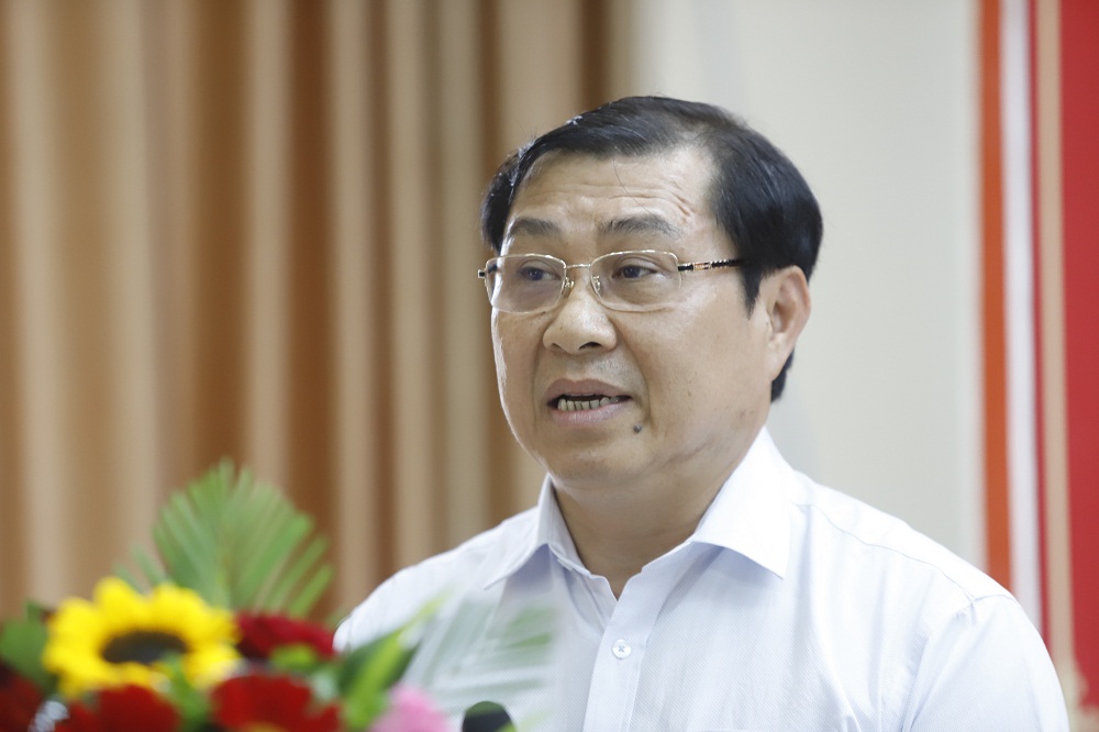 Ông Huỳnh Đức Thơ giải đáp câu hỏi của người dân tại buổi tiếp xúc cử tri.