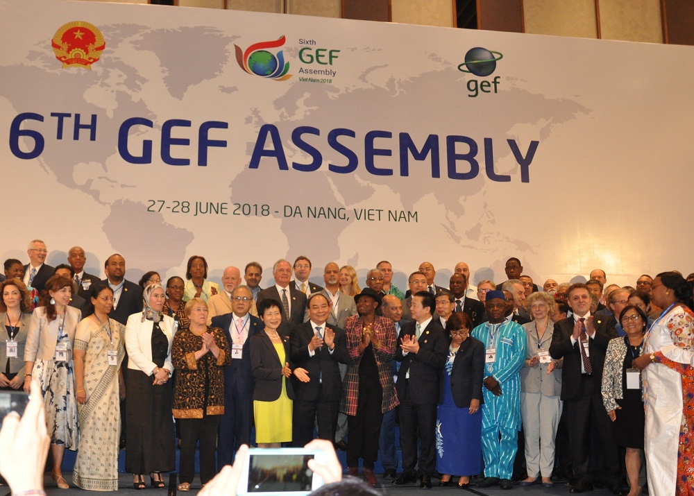 Thủ tướng Nguyễn Xuân Phúc chụp hình cùng các đại biểu Kỳ họp GEF6.