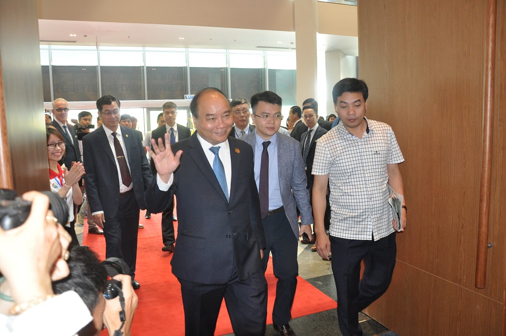 Các đại biểu tham gia Kỳ họp GEF6 chào đón Thủ tướng Nguyễn Xuân Phúc đến tham dự Kỳ họp. 