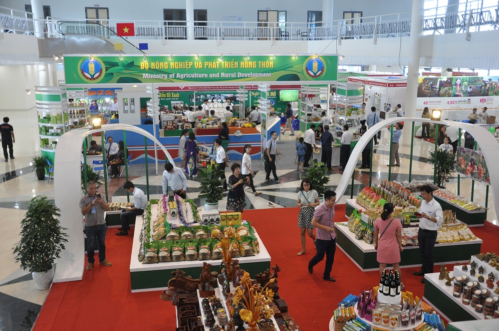 Hội chợ thu hút sự tham gia của 180 gian hàng đến từ doanh nghiệp, các tỉnh thành và tổ chức quốc tế.