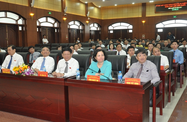 Ông Đặng Việt Dũng (ngoài cùng bên phải) được bầu giữ chức Phó chủ tịch UBND TP Đà Nẵng.