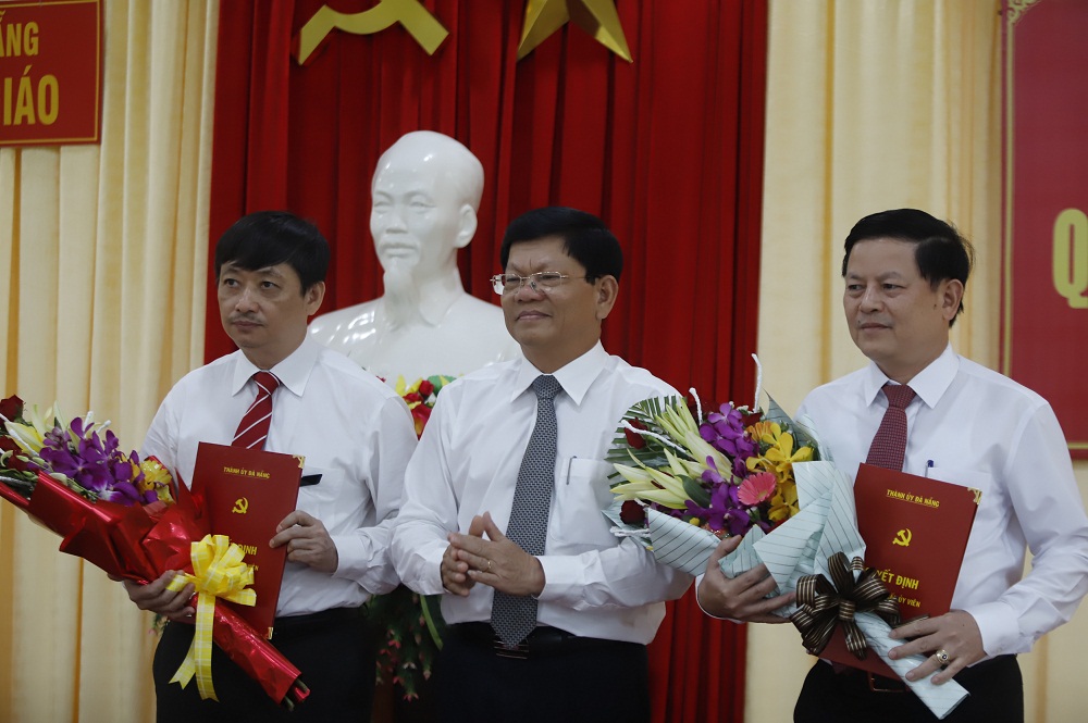 Ban Thường vụ Thành ủy Đà Nẵng trao quyết định điều động ông Trần Đình Hồng về giữ chức Trưởng ban Tuyên giáo Thành ủy Đà Nẵng.