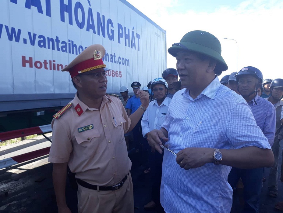 Ông Đinh Văn Thu - Chủ tịch UBND tỉnh Quảng Nam đến hiện trường để chỉ đạo công tác cứu hộ.