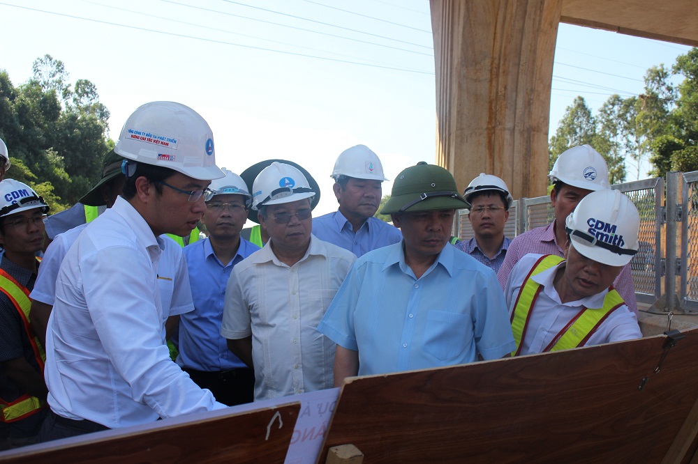 Ông Nguyễn Văn Thể kiểm tra tiến độ Dự án đường cao tốc Đà Nẵng - Quảng Ngãi.