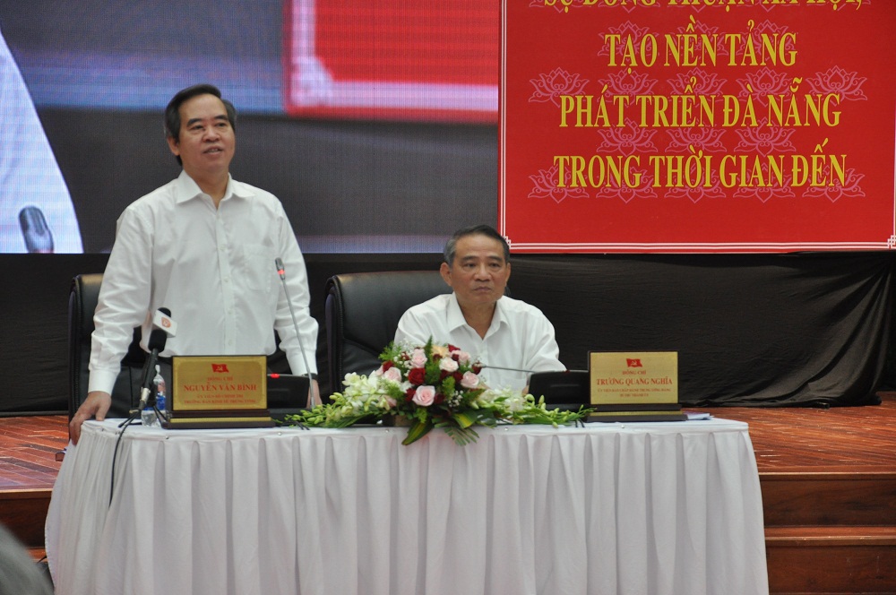 Đồng chí Nguyễn Văn Bình phát biểu tại Hội thảo. 