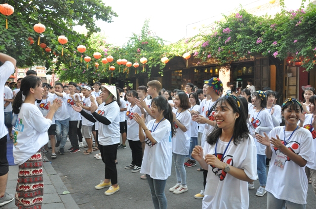 Các bạn trẻ tham gia nhảy đồng diễn trong sự kiện Những ngày văn hoá Nhật Bản tại Quảng Nam