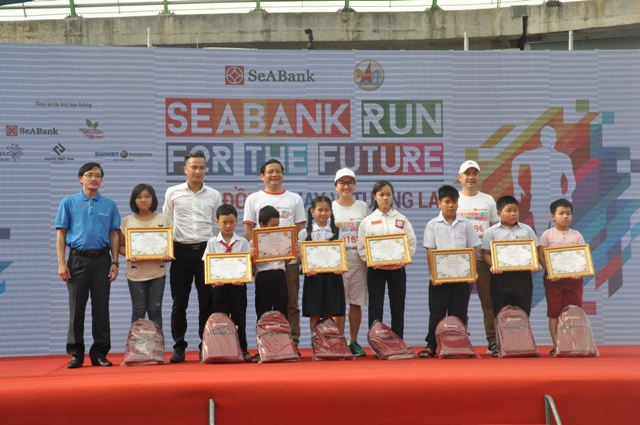SeABank trao học bổng cho những em học sinh có hoàn cảnh khó khăn.