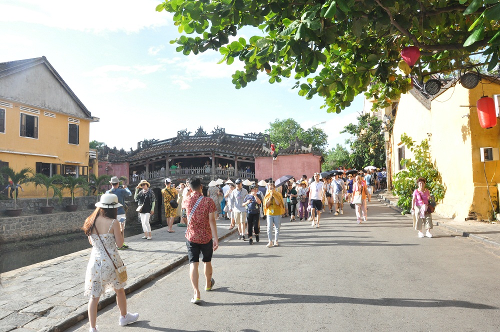 Khách du lịch tham quan chùa Cầu Hội An.