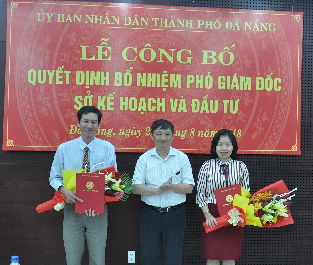 Ông Đặng Việt Dũng trao quyết định bổ nhiệm cho hai tân Phó giám đốc Sở Kế hoạch và Đầu tư TP. Đà Nẵng.