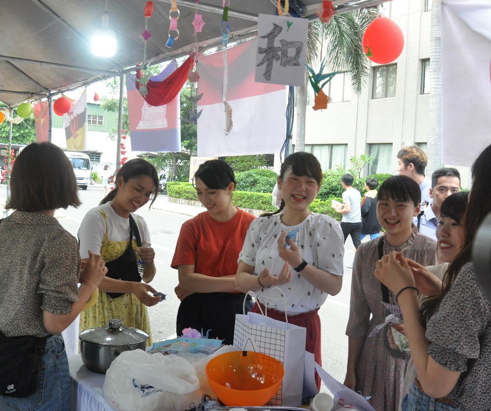 Sinh viên Nhật Bản tham dự sự kiện Internatioanl Day. 