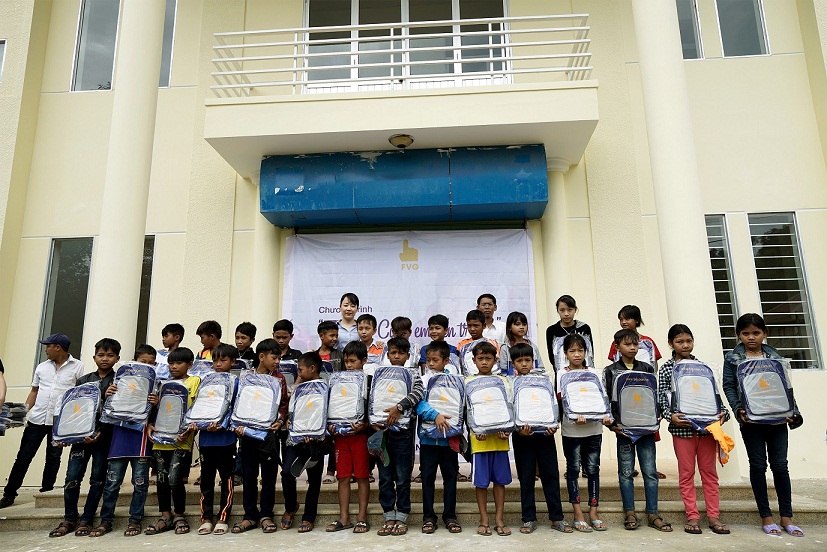 Tập đoàn FVG trao quà cho các em học sinh tại xã Mà Cooil.