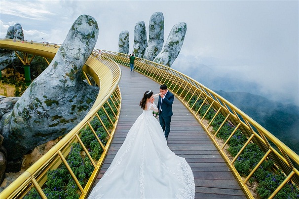 Cầu Vàng là địa điểm ưu thích của những cặp đôi chụp ảnh cưới. 