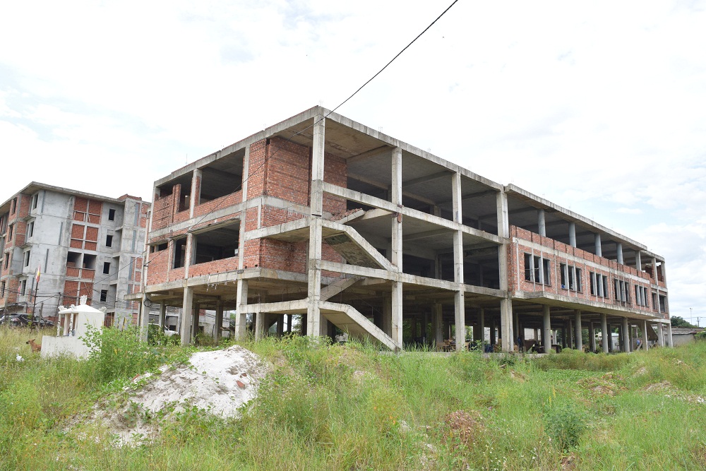 Nhiều khối nhà của Dự án KTX sinh viên phía tây đang xây dựng dở dang, chưa được hoàn thiện.