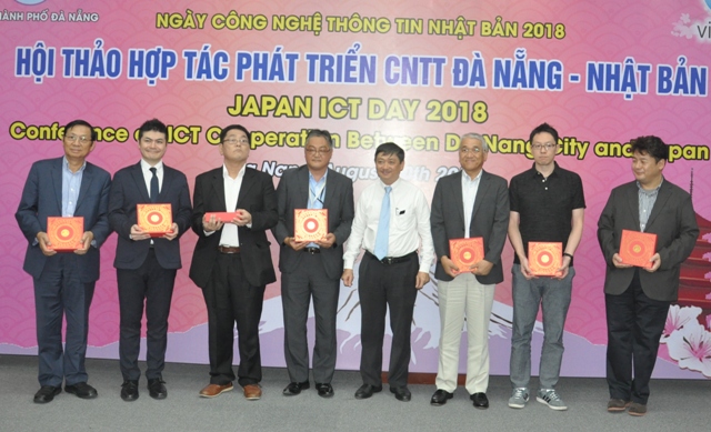 Ông Đặng Việt Dũng tặng quà kỷ niệm cho các doanh nghiệp CNTT Nhật Bản tham gia Hội thảo.
