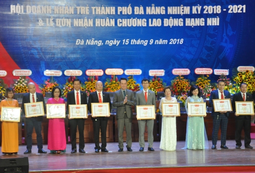 Anh Đặng Hồng Anh - Chủ tịch Trung ương Hội doanh nhân trẻ Việt Nam tặng bằng khen cho các tập thể, cá nhân Hội doanh nhân trẻ TP. Đà Nẵng. 