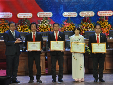 Ông Huỳnh Đức Thơ tặng bằng khen cho các tập thể, cá nhân hoàn hảo của Hội doanh nhân trẻ TP. Đà Nẵng.