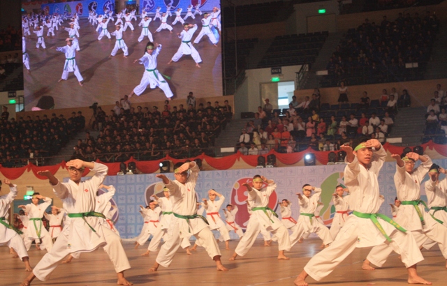 Các vận động viên biểu diễn võ thuật tại lêc khai mạc Đại hội.