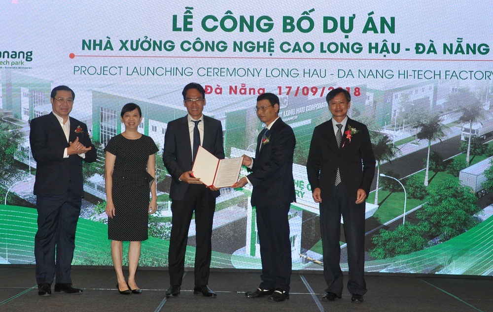 Lãnh đạo UBND TP. Đà Nẵng trao chứng nhận đầu tư cho Công ty CP Long Hậu.