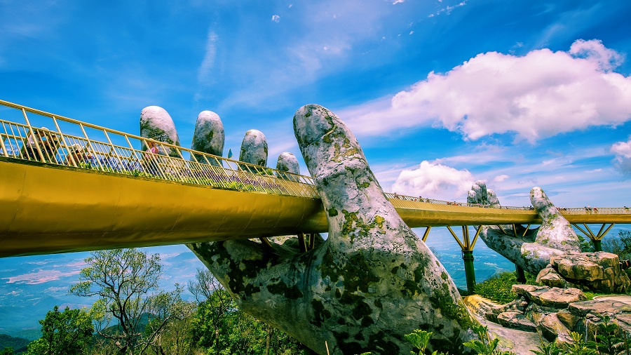 Cầu Vàng là công trình độc đáo được xây dựng trên Khu du lịch Bà Nà. 