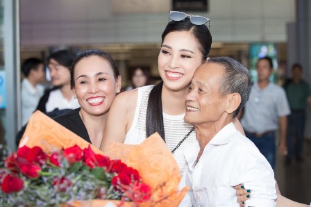 Hoa hậu Trần Tiểu Vy hạnh phúc khi gặp lại người thân và gia đình.