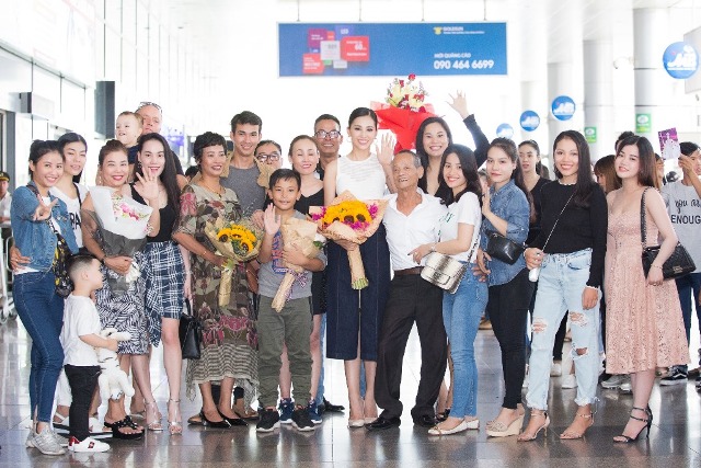Gia đình đón hoa hậu Tiểu Vy tại sân bay Đà Nẵng.