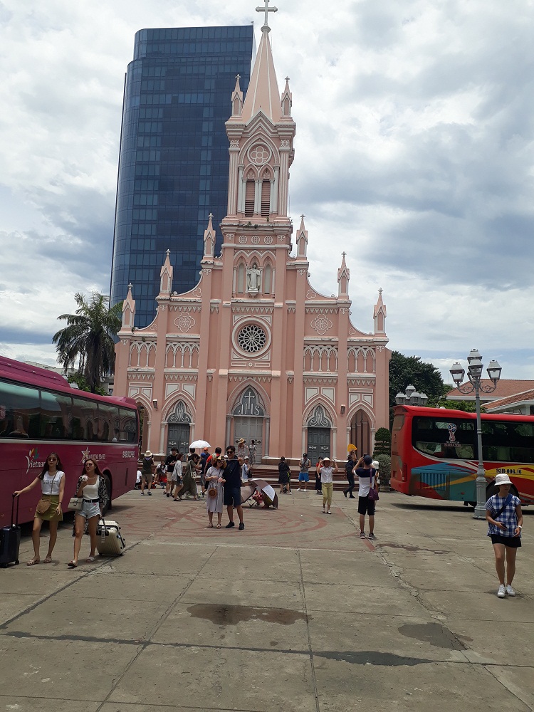 Du khách nước ngoài tham quan nhà thờ Con Gà tại TP. Đà Nẵng.