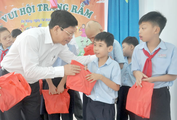 Lãnh đạo TP. Đà Nẵng tặng quà cho học sinh có hoàn cảnh khó khăn. 