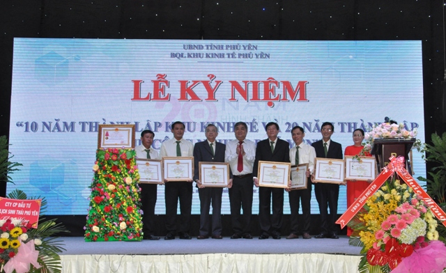 Ông Nguyễn Chí Hiến, Phó Chủ tịch Thường trực UBND tỉnh Phú Yên trao bằng khen của UBND tỉnh cho các tập thể các nhân Ban Quản lý KKT Phú Yên. 