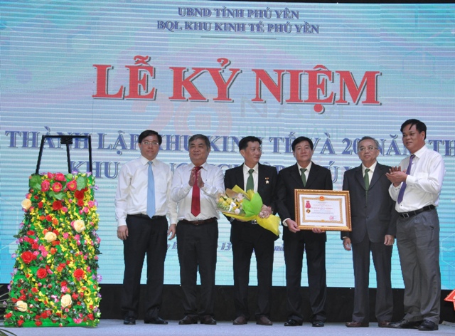 Thay mặt Chủ tịch nước, ông Huỳnh Tấn Việt, Bí thư Tỉnh uỷ Phú Yên trao Huân chương lao động hạng 3 cho Ban Quản lý KKT Phú Yên. 