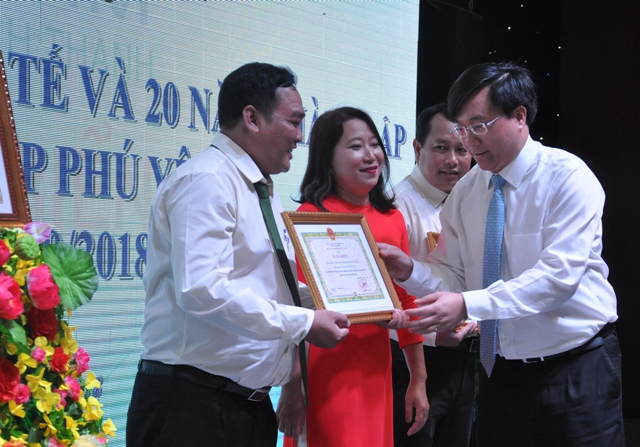 Đại diện lãnh đạo Bộ KH và ĐT trao tặng bằng khen cho các tập thể, cá nhân của Ban Quản lý KKT Phú Yên.