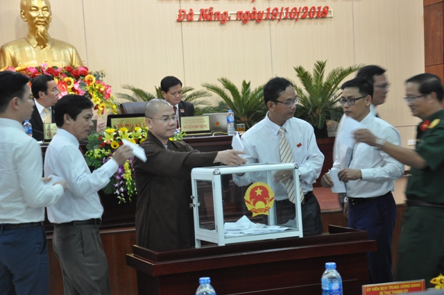 Các đại biểu HĐND TP. Đà Nẵng bỏ phiếu kín bầu các chức danh lãnh đạo tại kỳ họp.