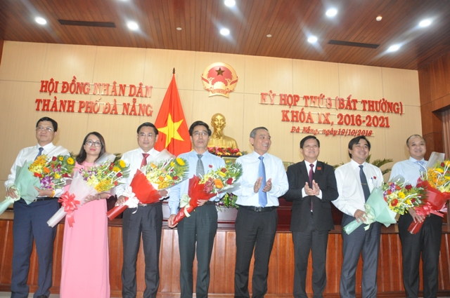 Lãnh đạo TP. Đà Nẵng tại hoa chúc mừng những cán bộ được bầu giữ chức vụ mới. 