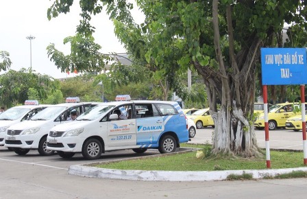 Ngày 4/11, các tài xế taxi hoạt động tại sân bay quốc tế Đà Nẵng đã ngừng việc để phản đối tình trạng các xe không phép hoạt động tại sân bay.
