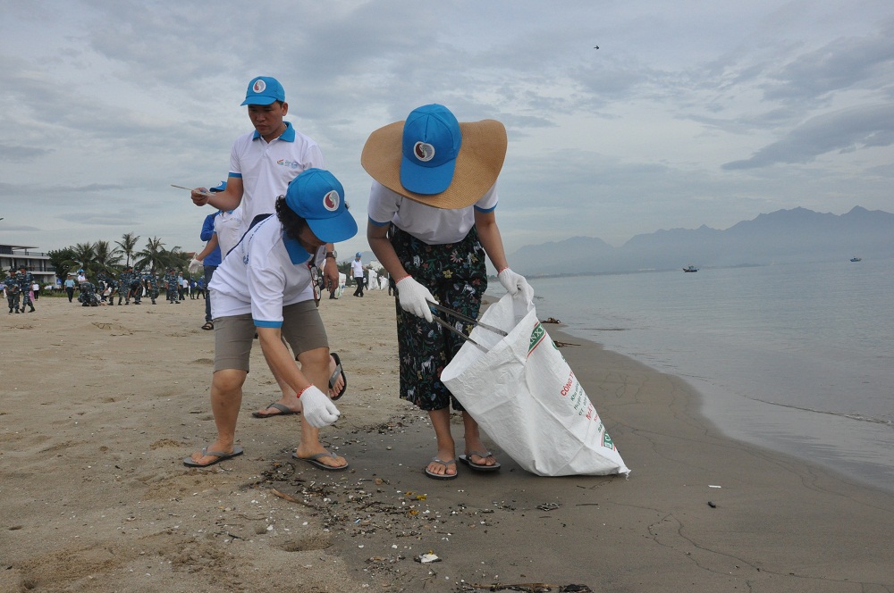 Người dân TP. Đà Nẵng dọn dẹp rác thải trên bãi biển. 